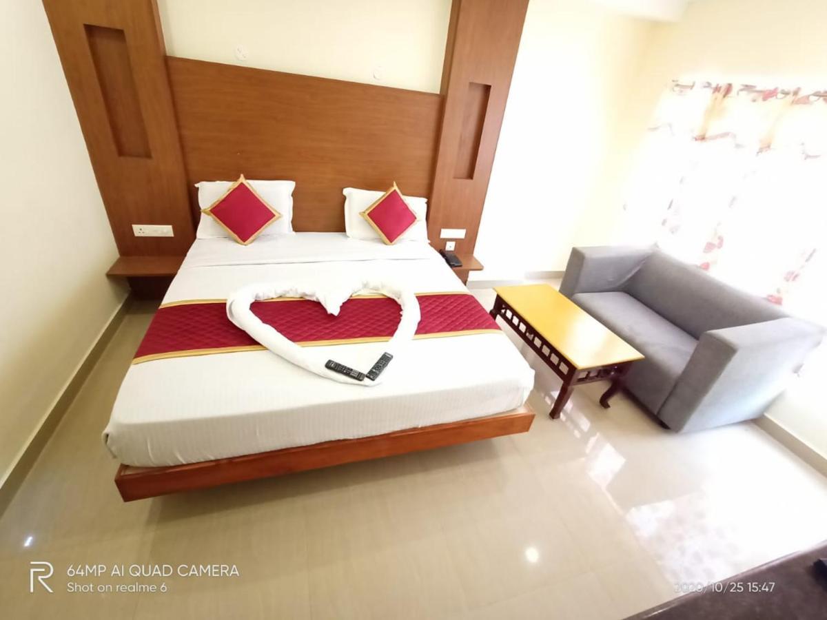Meridian Castle Hotel Pondicherry Esterno foto
